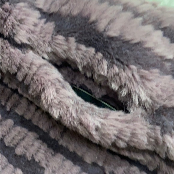 FUDA ~ Super Cute Reversible Faux Fur Zip Up Vest - Picture 6 of 9